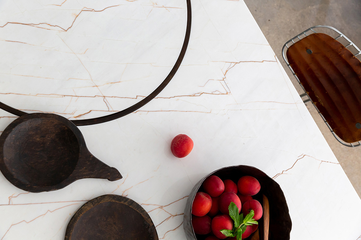 Table polyvalente pouvant servir de bureau conçue par l’architecte Emmanuelle Neciolli