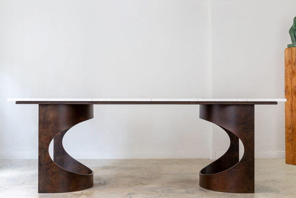 Table polyvalente pouvant servir de bureau conçue par l’architecte Emmanuelle Neciolli