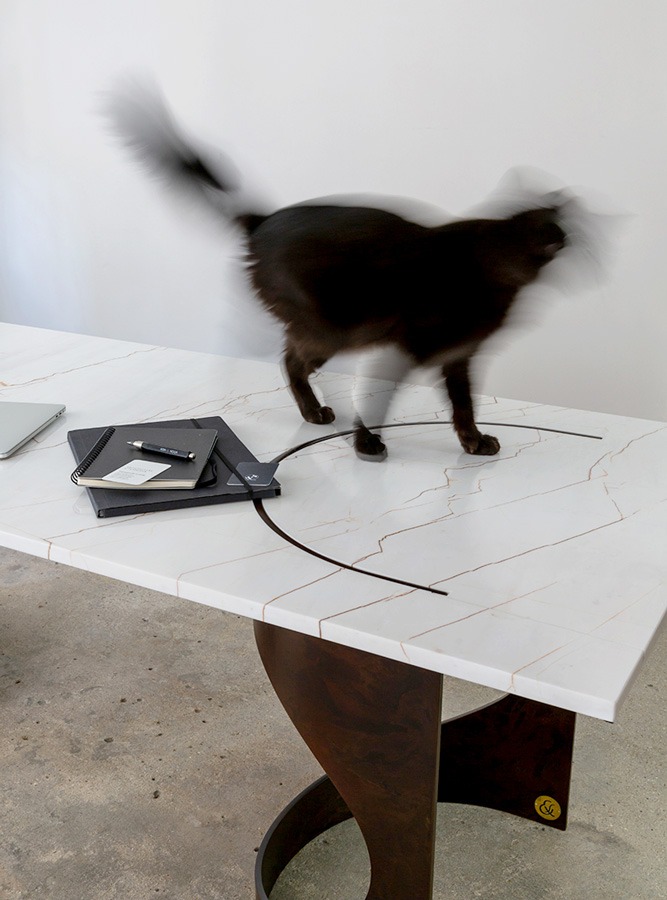 Table polyvalente pouvant servir de bureau conçue par l’architecte Emmanuelle Neciolli